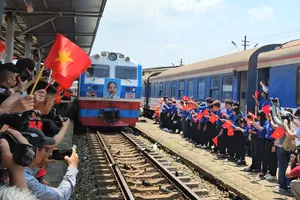 Khoảnh khắc đoàn tàu Thống nhất tiến vào ga Đà Nẵng 