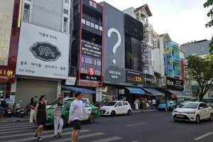 Loạt cửa hàng ở Đà Nẵng ‘cửa đóng then cài’ trước đợt truy quét hàng giả