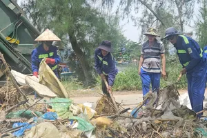 Đà Nẵng: Vịnh Mân Quang ngập ngụa trong rác