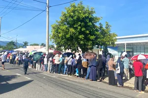 Hàng trăm người dân xếp hàng xuyên đêm nộp hồ sơ mua nhà ở xã hội 