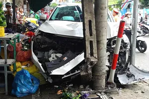 Ô tô tông xe máy rồi lao vào sạp trái cây 