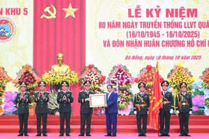 Thủ tướng Phạm Minh Chính trao Huân chương Hồ Chí Minh cho Lực lượng vũ trang Quân khu 5