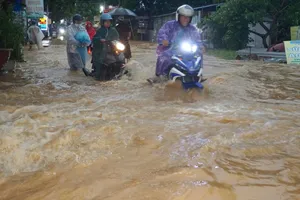 Mưa cả đêm, nước lũ tràn qua đường ở Đà Nẵng