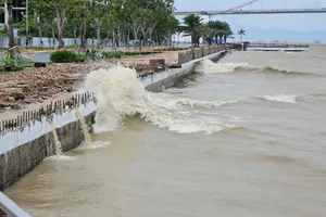 Hình ảnh sông Hàn, sóng đánh vào bờ kè dữ dội