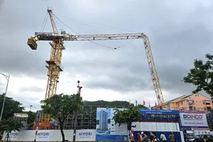 Cần cẩu đang thi công công trình chung cư tại Đà Nẵng bị gãy