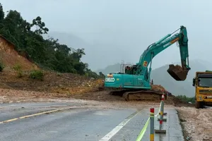 Hàng ngàn mét khối đất đá đổ ập xuống cao tốc La Sơn - Hòa Liên