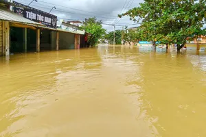 Trên đường về nhà, 1 nữ công nhân bị lũ cuốn trôi tử vong 