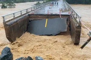 Lũ cuốn đứt mố cầu Ca Da ở Đà Nẵng, thêm 4 căn nhà bị đất đá vùi lấp