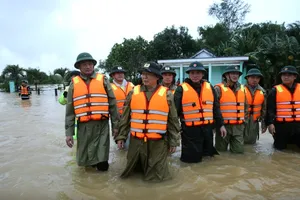 Phó Thủ tướng Trần Hồng Hà thăm hỏi người dân vùng lũ Đà Nẵng