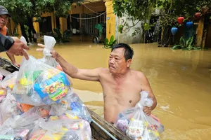 Những người vượt lũ dữ đưa hàng cứu trợ đến người dân bị cô lập 