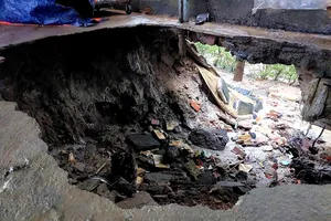 Đà Nẵng: Xoáy nước trên đường, chung cư nhà ở xã hội xuất hiện hố sụp 
