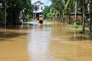 Lũ cuồn cuộn đổ xuống vùng ven Đà Nẵng, gây ngập nhiều tuyến giao thông