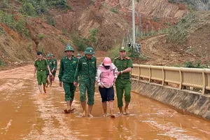 Công an, biên phòng đang băng đèo sạt lở đưa 4 người dân đi cấp cứu
