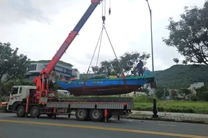 Ngư dân Đà Nẵng lại hối hả cẩu tàu thuyền lên bờ tránh bão số 13