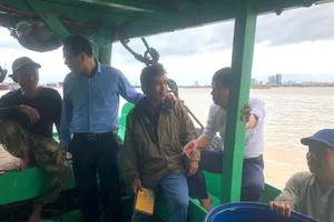 Tàu cá cùng 7 ngư dân trôi dạt trên biển 6 ngày đã về đến Đà Nẵng an toàn