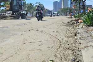 Sóng lớn hất cát phủ kín đường ven biển Đà Nẵng, hàng dừa ngã đổ la liệt