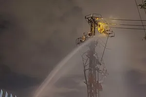 Sau tiếng nổ ở trụ điện, cả tổ dân phố và một số công ty mất điện