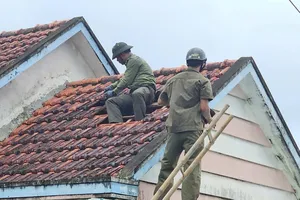 Công an Đà Nẵng giúp dân dựng lại mái nhà, dọn đất đá sạt lở