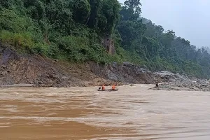 Bơi thuyền ngược dòng lũ chảy xiết cứu 2 người mắc kẹt cả đêm trên sông 