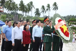 Chủ tịch nước Lương Cường dâng hương các anh hùng liệt sĩ tại Đà Nẵng