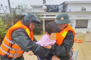 Bộ đội dầm mình trong lũ tiếp tế lương thực, ứng cứu người dân ở Gia Lai