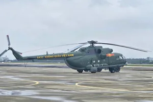 Trực thăng của quân đội chở lương thực đến cho bà con vùng lũ Đắk Lắk