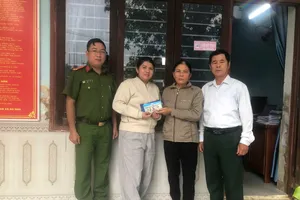 Bỏ quên gần 2.000 USD trong đồ cứu trợ, chủ nhân tại Đà Nẵng được trả lại