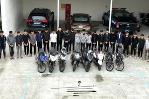 Mâu thuẫn trên tiktok, cả nhóm mang dao, tuýp sắt đi đánh nhau