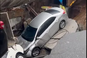 'Hố tử thần' bất ngờ xuất hiện trên đường nuốt chửng 2 xe ô tô ở Đà Nẵng