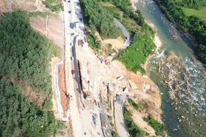 Đường sạt lở do mưa lớn, Đà Nẵng lệnh xây dựng công trình khẩn cấp