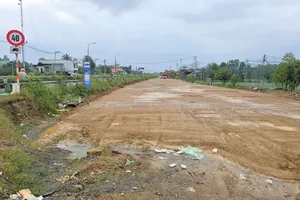 Quốc lộ 14B ở Đà Nẵng ngổn ngang, vỡ tiến độ
