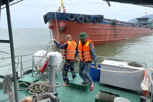 Biên phòng ứng cứu tàu hàng 1.500 tấn trôi dạt trên vịnh Đà Nẵng