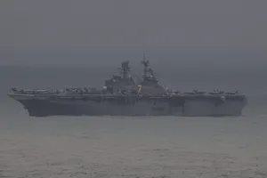 Chiến hạm 'khủng' của Hải quân Hoa Kỳ chào Đà Nẵng trong đêm
