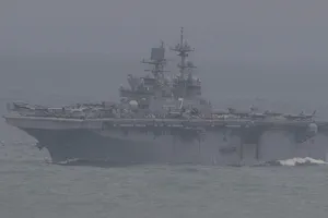 Ngắm siêu tàu đổ bộ America USS Tripoli của Hải quân Hoa Kỳ trên vịnh Đà Nẵng