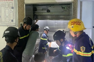 Cảnh sát giải cứu 3 người mắc kẹt trong thang máy bệnh viện 