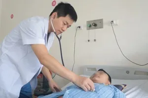 Lốp xe ô tô phát nổ khiến thanh niên 18 tuổi vỡ động mạch chủ