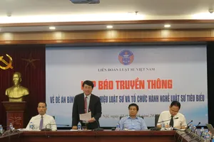 Luật sư Nguyễn Văn Hậu (đứng), Chủ nhiệm Cơ quan truyền thông Liên đoàn Luật sư Việt Nam, chia sẻ tại buổi họp báo.