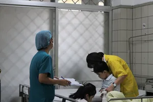 Các y bác sĩ Bệnh viện Bạch Mai chăm sóc cho bệnh nhi là nạn nhân trong vụ cháy chung cư mini ở Hà Nội