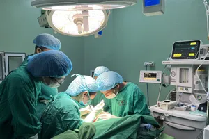 Nối liền bàn tay bị đứt rời cho bệnh nhi 18 tháng tuổi