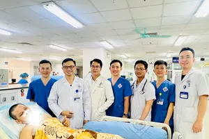 Tự dùng dao gây thương tích, bệnh nhân bị thủng tim nguy kịch