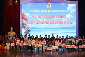 Công đoàn ngành giáo dục Hà Nội tặng quà Tết cho thân nhân các chiến sĩ đang công tác tại biên giới, hải đảo