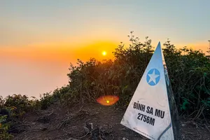 Ngắm vẻ đẹp bình minh trên đỉnh Sa Mu