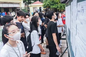 Sáng nay, gần 103.000 học sinh tại Hà Nội làm thủ tục dự thi vào lớp 10