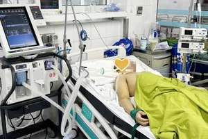 Chàng trai nguy kịch do sốc nhiệt sau khi đi xe máy về quê, bác sĩ cảnh báo gì?