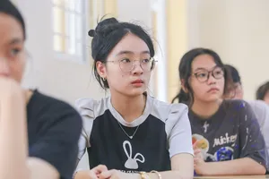 Hồi hộp trước giờ công bố điểm chuẩn vào lớp 10 ở Hà Nội