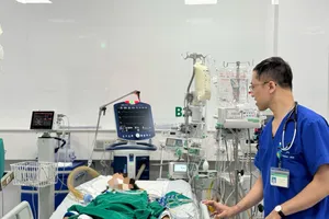 Bé gái bị ong bay vào nhà đốt đến suy hô hấp, phải lọc máu liên tục