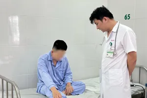 Con giun 30 cm sống trong cơ thể thanh niên 21 tuổi