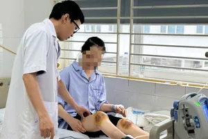 Dùng ong châm khớp gối để chữa bệnh, người phụ nữ bị hoại tử nghiêm trọng