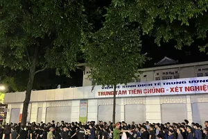 Đến 23 giờ đêm, dòng người vẫn xếp hàng viếng Tổng Bí thư Nguyễn Phú Trọng