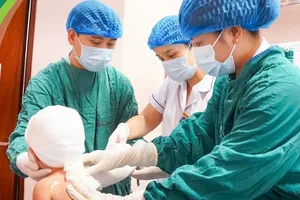 Trẻ bị bỏng, bôi mỡ trăn khiến vết bỏng nặng thêm: Bác sĩ cảnh báo gì?